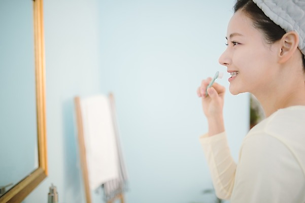포토 JPG 우먼라이프 응시 여자 실내 한명 서기 상반신 성인 옆모습 30대 뷰티 거울 한국인 욕실 양치 순수 성인여자한명만 국내포토 1 라이프스타일 시선 뷰포인트 컨셉 모션 사람 동양인 내부 장년 청결 여자한명만 성인여자만 파일형식