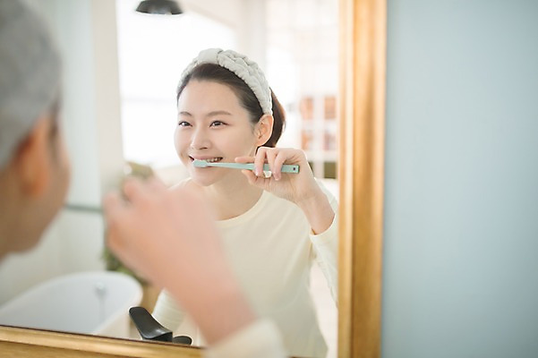 포토 JPG 우먼라이프 여자 실내 한명 서기 상반신 성인 앞모습 30대 뷰티 거울 한국인 욕실 양치 순수 성인여자한명만 국내포토 1 라이프스타일 뷰포인트 컨셉 모션 사람 동양인 내부 장년 청결 여자한명만 성인여자만 파일형식