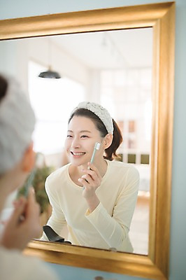 포토 JPG 우먼라이프 여자 실내 한명 서기 미소 상반신 성인 앞모습 30대 뷰티 거울 한국인 욕실 칫솔 순수 성인여자한명만 국내포토 1 라이프스타일 뷰포인트 컨셉 모션 표정 사람 동양인 내부 장년 위생용품 여자한명만 성인여자만 파일형식