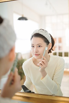 포토 JPG 우먼라이프 응시 여자 실내 한명 서기 상반신 성인 앞모습 30대 뷰티 거울 한국인 욕실 칫솔 순수 성인여자한명만 국내포토 1 라이프스타일 시선 뷰포인트 컨셉 모션 사람 동양인 내부 장년 위생용품 여자한명만 성인여자만 파일형식