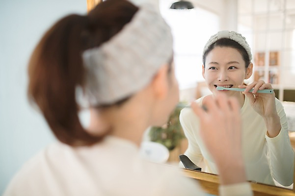 포토 JPG 우먼라이프 여자 실내 한명 서기 미소 상반신 성인 뒷모습 30대 뷰티 거울 한국인 욕실 양치 순수 성인여자한명만 국내포토 1 라이프스타일 뷰포인트 컨셉 모션 표정 사람 동양인 내부 장년 청결 여자한명만 성인여자만 파일형식