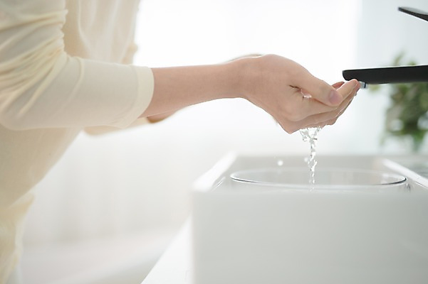 포토 JPG 우먼라이프 손 여자 실내 한명 서기 성인 신체부위 물 30대 뷰티 한국인 세수 순수 세면대 성인여자한명만 국내포토 자연요소 1 라이프스타일 컨셉 모션 사람 동양인 내부 장년 청결 여자한명만 성인여자만 파일형식