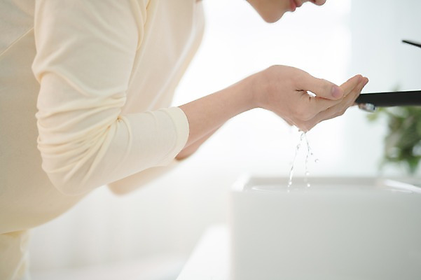 포토 JPG 우먼라이프 손 여자 실내 한명 서기 상반신 성인 옆모습 신체부위 물 30대 뷰티 한국인 욕실 순수 성인여자한명만 국내포토 자연요소 1 라이프스타일 뷰포인트 컨셉 모션 사람 동양인 내부 장년 여자한명만 성인여자만 파일형식