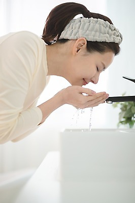 포토 JPG 우먼라이프 여자 실내 한명 서기 상반신 성인 옆모습 물 30대 뷰티 눈감음 한국인 욕실 세수 순수 성인여자한명만 국내포토 자연요소 1 라이프스타일 뷰포인트 컨셉 모션 사람 동양인 내부 장년 청결 여자한명만 성인여자만 파일형식