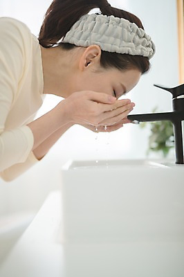 포토 JPG 우먼라이프 여자 실내 한명 서기 상반신 성인 옆모습 30대 뷰티 한국인 욕실 세수 순수 세면대 성인여자한명만 국내포토 1 라이프스타일 뷰포인트 컨셉 모션 사람 동양인 내부 장년 청결 여자한명만 성인여자만 파일형식