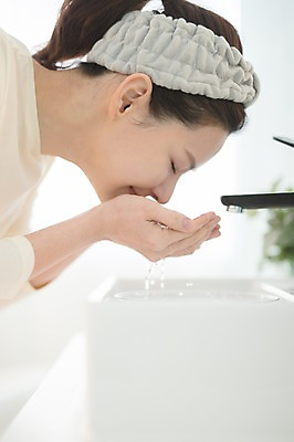 포토 JPG 우먼라이프 여자 실내 한명 서기 상반신 성인 옆모습 물 30대 뷰티 한국인 욕실 세수 순수 성인여자한명만 국내포토 자연요소 1 라이프스타일 뷰포인트 컨셉 모션 사람 동양인 내부 장년 청결 여자한명만 성인여자만 파일형식