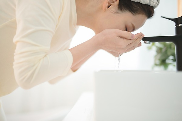 포토 JPG 우먼라이프 여자 실내 한명 서기 상반신 성인 옆모습 30대 뷰티 한국인 욕실 세수 순수 세면대 성인여자한명만 국내포토 1 라이프스타일 뷰포인트 컨셉 모션 사람 동양인 내부 장년 청결 여자한명만 성인여자만 파일형식