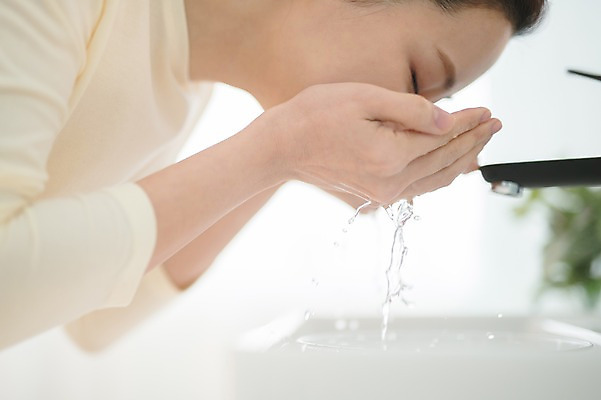 포토 JPG 우먼라이프 여자 실내 한명 서기 상반신 성인 옆모습 물 30대 뷰티 한국인 욕실 세수 순수 세면대 성인여자한명만 국내포토 자연요소 1 라이프스타일 뷰포인트 컨셉 모션 사람 동양인 내부 장년 청결 여자한명만 성인여자만 파일형식