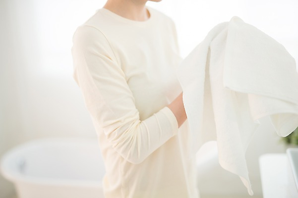 포토 JPG 우먼라이프 손 여자 실내 한명 서기 상반신 성인 옆모습 30대 수건 뷰티 한국인 욕실 순수 닦기 성인여자한명만 국내포토 1 라이프스타일 뷰포인트 컨셉 모션 사람 동양인 내부 신체부위 장년 위생용품 여자한명만 성인여자만 파일형식