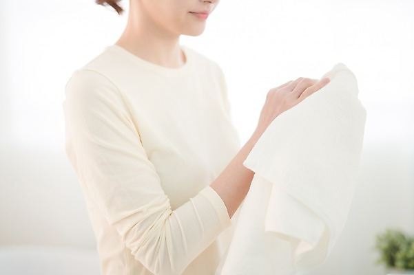 포토 JPG 우먼라이프 손 여자 실내 한명 서기 상반신 성인 옆모습 30대 수건 뷰티 한국인 욕실 순수 닦기 성인여자한명만 국내포토 1 라이프스타일 뷰포인트 컨셉 모션 사람 동양인 내부 신체부위 장년 위생용품 여자한명만 성인여자만 파일형식