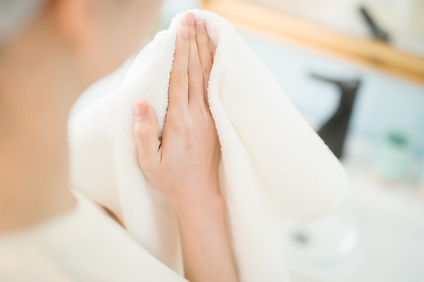 포토 JPG 우먼라이프 손 여자 실내 한명 서기 성인 아웃포커스 신체부위 30대 수건 뷰티 한국인 순수 닦기 성인여자한명만 국내포토 1 라이프스타일 컨셉 모션 촬영기법 사람 동양인 내부 장년 위생용품 여자한명만 성인여자만 파일형식