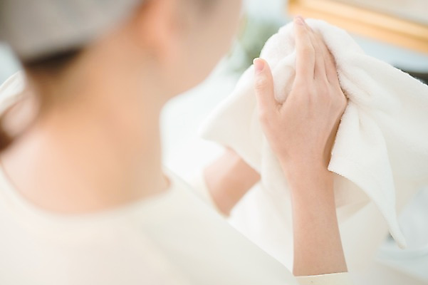 포토 JPG 우먼라이프 손 여자 실내 한명 서기 상반신 성인 뒷모습 아웃포커스 신체부위 30대 수건 뷰티 한국인 순수 닦기 성인여자한명만 국내포토 1 라이프스타일 뷰포인트 컨셉 모션 촬영기법 사람 동양인 내부 장년 위생용품 여자한명만 성인여자만 파일형식