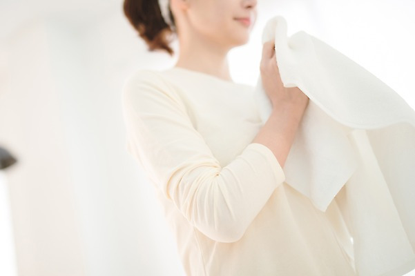 포토 JPG 우먼라이프 손 여자 로우앵글 실내 한명 서기 상반신 성인 옆모습 신체부위 30대 수건 뷰티 한국인 욕실 순수 성인여자한명만 국내포토 1 라이프스타일 뷰포인트 컨셉 모션 사람 동양인 내부 장년 위생용품 여자한명만 성인여자만 파일형식