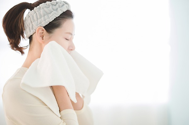 포토 JPG 우먼라이프 여자 실내 한명 서기 상반신 성인 옆모습 30대 수건 뷰티 눈감음 한국인 욕실 세수 순수 닦기 성인여자한명만 국내포토 1 라이프스타일 뷰포인트 컨셉 모션 사람 동양인 내부 장년 위생용품 청결 여자한명만 성인여자만 파일형식