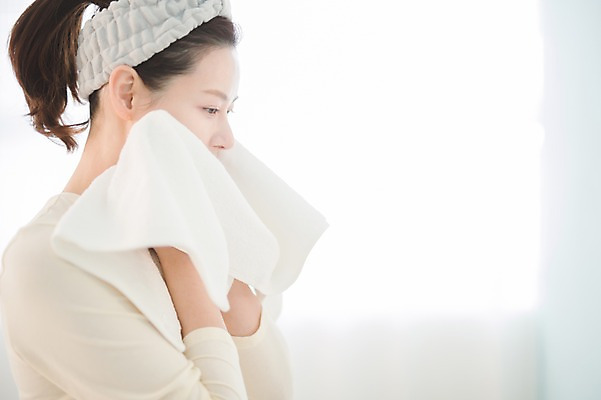 포토 JPG 우먼라이프 여자 실내 한명 서기 상반신 성인 옆모습 30대 수건 뷰티 한국인 욕실 세수 순수 닦기 성인여자한명만 국내포토 1 라이프스타일 뷰포인트 컨셉 모션 사람 동양인 내부 장년 위생용품 청결 여자한명만 성인여자만 파일형식