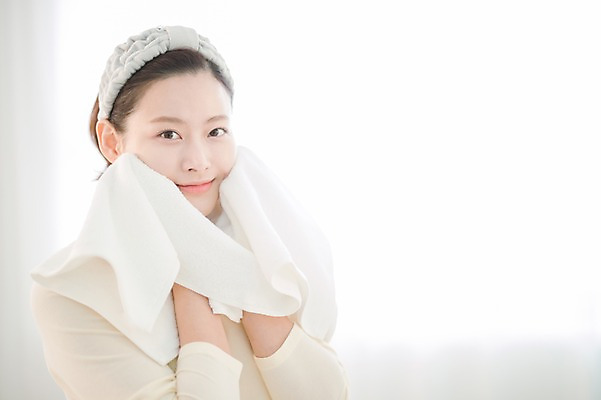 포토 JPG 우먼라이프 여자 실내 한명 서기 상반신 성인 앞모습 30대 수건 뷰티 한국인 욕실 세수 순수 닦기 성인여자한명만 국내포토 1 라이프스타일 뷰포인트 컨셉 모션 사람 동양인 내부 장년 위생용품 청결 여자한명만 성인여자만 파일형식