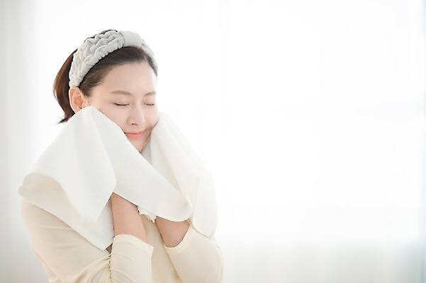 포토 JPG 우먼라이프 여자 실내 한명 서기 상반신 성인 앞모습 30대 수건 뷰티 눈감음 한국인 욕실 세수 순수 닦기 성인여자한명만 국내포토 1 라이프스타일 뷰포인트 컨셉 모션 사람 동양인 내부 장년 위생용품 청결 여자한명만 성인여자만 파일형식