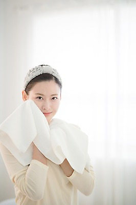 포토 JPG 우먼라이프 여자 실내 한명 서기 상반신 성인 앞모습 30대 수건 뷰티 한국인 욕실 세수 순수 닦기 성인여자한명만 국내포토 1 라이프스타일 뷰포인트 컨셉 모션 사람 동양인 내부 장년 위생용품 청결 여자한명만 성인여자만 파일형식