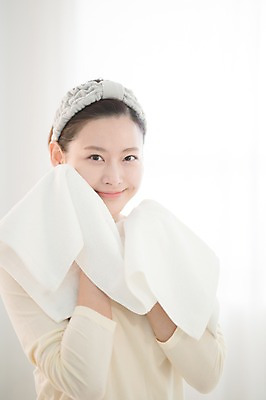 포토 JPG 우먼라이프 여자 실내 한명 서기 미소 상반신 성인 앞모습 30대 수건 뷰티 한국인 욕실 세수 순수 닦기 성인여자한명만 국내포토 1 라이프스타일 뷰포인트 컨셉 모션 표정 사람 동양인 내부 장년 위생용품 청결 여자한명만 성인여자만 파일형식