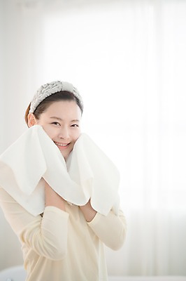 포토 JPG 우먼라이프 여자 실내 한명 서기 미소 상반신 성인 앞모습 30대 수건 뷰티 한국인 욕실 세수 순수 닦기 성인여자한명만 국내포토 1 라이프스타일 뷰포인트 컨셉 모션 표정 사람 동양인 내부 장년 위생용품 청결 여자한명만 성인여자만 파일형식