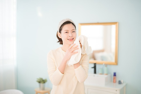 포토 JPG 우먼라이프 여자 실내 한명 서기 미소 상반신 성인 앞모습 30대 수건 뷰티 화장품 거울 한국인 욕실 세수 순수 세면대 닦기 성인여자한명만 국내포토 1 라이프스타일 뷰포인트 컨셉 모션 표정 사람 동양인 내부 장년 위생용품 청결 여자한명만 성인여자만 파일형식