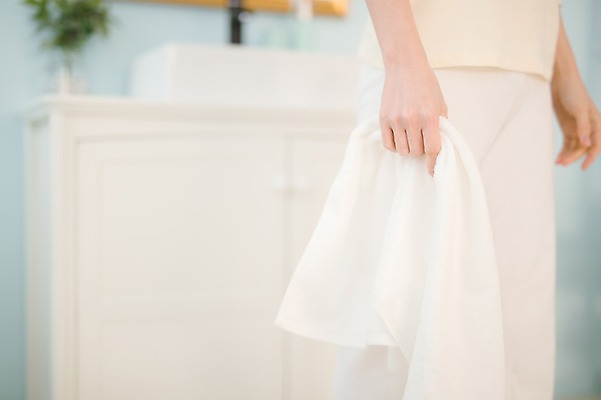 포토 JPG 우먼라이프 손 여자 실내 한명 서기 성인 옆모습 30대 수건 뷰티 한국인 욕실 하반신 순수 성인여자한명만 국내포토 1 라이프스타일 뷰포인트 컨셉 모션 사람 동양인 내부 신체부위 장년 위생용품 여자한명만 성인여자만 파일형식