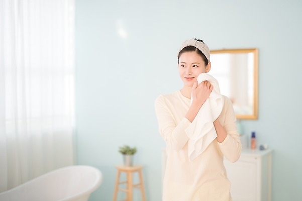 포토 JPG 우먼라이프 여자 실내 한명 서기 상반신 성인 앞모습 30대 수건 뷰티 거울 한국인 욕실 순수 화장대 닦기 성인여자한명만 국내포토 1 라이프스타일 뷰포인트 가구 컨셉 모션 사람 동양인 내부 장년 위생용품 여자한명만 성인여자만 파일형식