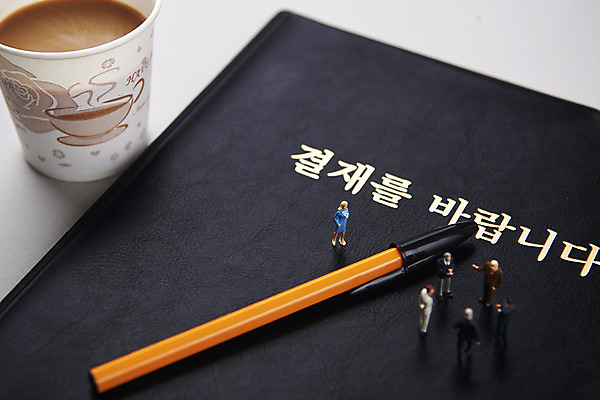 포토 JPG 커피 캠페인 사람없음 펜 미니어처 종이컵 사회이슈 결재판 소외 제외 차별 평등 미투운동 펜스룰 국내포토 음료 컨셉 컵 필기구 모형 일회용 결재 파일형식