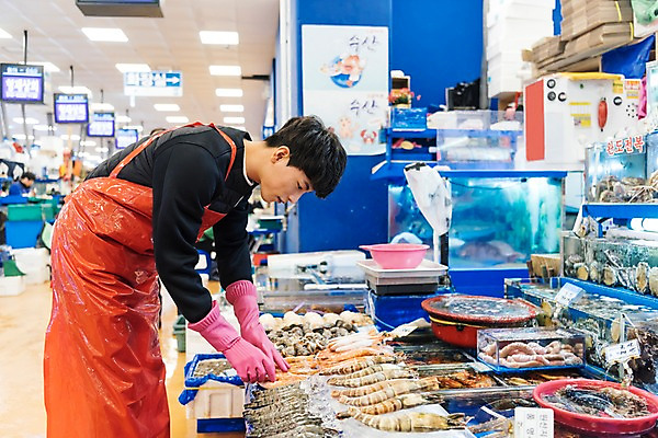 포토 JPG 남자 새우 실내 저울 한명 상반신 20대 성인 옆모습 청춘 앞치마 한국인 수조 고무장갑 바가지 수산시장 아르바이트 성인남자한명만 최저임금 비정규직 소상공인 국내포토 직업 1 뷰포인트 장갑 컨셉 비즈니스 갑각류 사람 동양인 청년 내부 경제 시장 상인 고무 남자한명만 성인남자만 파일형식