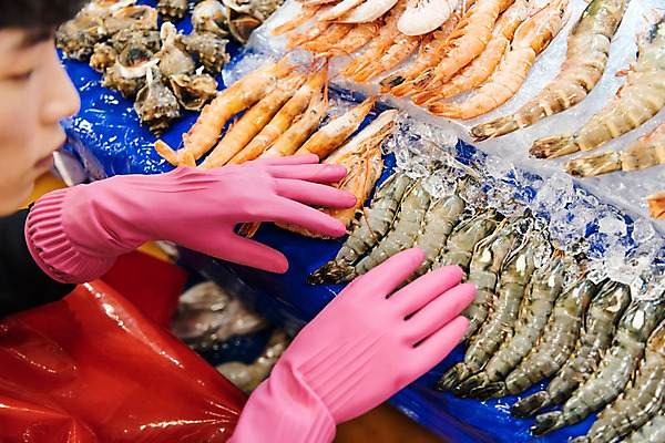 포토 JPG 손 남자 새우 실내 한명 상반신 20대 성인 옆모습 신체부위 청춘 얼음 앞치마 한국인 수조 준비 정리 고무장갑 수산시장 아르바이트 성인남자한명만 최저임금 비정규직 소상공인 국내포토 자연요소 직업 1 뷰포인트 장갑 컨셉 비즈니스 갑각류 사람 동양인 청년 내부 경제 시장 상인 고무 남자한명만 성인남자만 파일형식