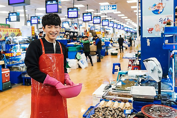 포토 JPG 남자 조개 실내 저울 여러명 상반신 20대 성인 앞모습 청춘 앞치마 한국인 수조 상인 고무장갑 호스 바가지 수산시장 아르바이트 최저임금 비정규직 소상공인 국내포토 직업 뷰포인트 장갑 다수 컨셉 비즈니스 어패류 사람 동양인 청년 내부 경제 시장 고무 파일형식