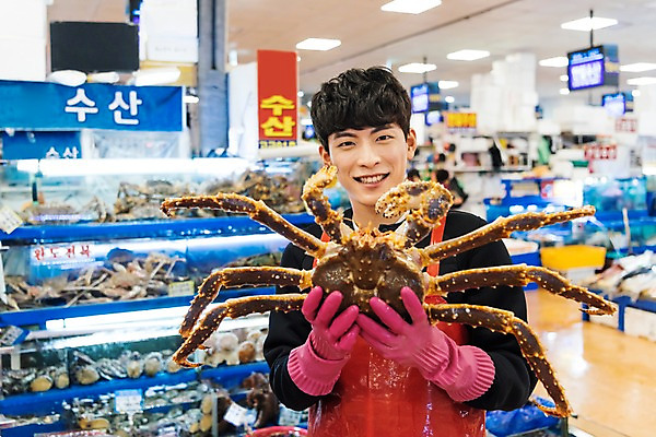 포토 JPG 남자 실내 한명 미소 상반신 20대 성인 앞모습 청춘 앞치마 한국인 잡기 수조 고무장갑 수산시장 아르바이트 킹크랩 성인남자한명만 최저임금 비정규직 소상공인 국내포토 직업 1 뷰포인트 장갑 컨셉 비즈니스 모션 표정 사람 동양인 청년 내부 경제 게 시장 상인 고무 남자한명만 성인남자만 파일형식