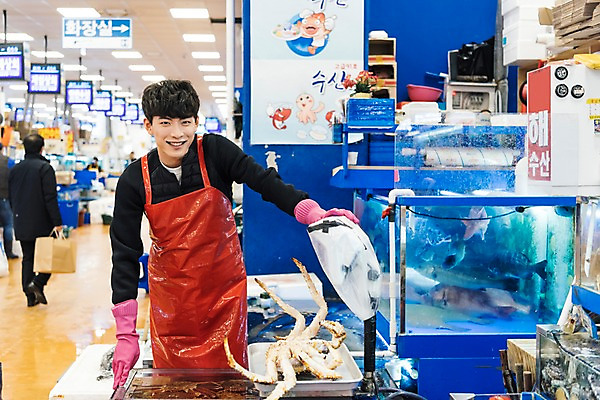 포토 JPG 남자 실내 저울 미소 상반신 20대 성인 앞모습 청춘 앞치마 한국인 수조 고무장갑 수산시장 아르바이트 킹크랩 성인남자한명만 최저임금 비정규직 소상공인 국내포토 직업 뷰포인트 장갑 컨셉 비즈니스 표정 사람 동양인 청년 내부 경제 게 시장 상인 고무 남자한명만 성인남자만 파일형식