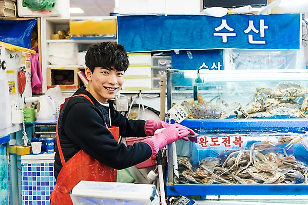 포토 JPG 남자 실내 한명 미소 상반신 20대 성인 앞모습 청춘 앞치마 한국인 게 수조 고무장갑 수산시장 아르바이트 킹크랩 성인남자한명만 최저임금 비정규직 소상공인 국내포토 직업 1 뷰포인트 장갑 컨셉 비즈니스 표정 갑각류 사람 동양인 청년 내부 경제 시장 상인 고무 남자한명만 성인남자만 파일형식