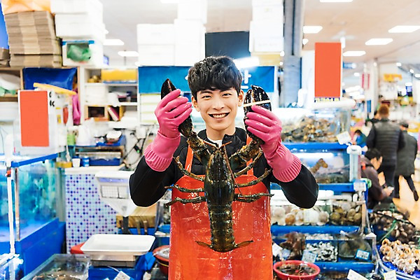 포토 JPG 남자 실내 어류 미소 여러명 상반신 20대 성인 앞모습 청춘 앞치마 한국인 수조 상인 고무장갑 수산시장 아르바이트 랍스터롤 최저임금 비정규직 소상공인 국내포토 직업 뷰포인트 장갑 다수 컨셉 비즈니스 표정 사람 동양인 청년 내부 경제 수중동물 시장 고무 파일형식
