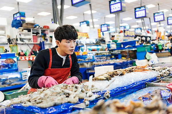 포토 JPG 응시 남자 새우 실내 어류 한명 상반신 20대 성인 앞모습 청춘 앞치마 한국인 상품 수조 준비 고무장갑 수산시장 아르바이트 가판 성인남자한명만 최저임금 비정규직 소상공인 국내포토 직업 1 시선 뷰포인트 장갑 컨셉 비즈니스 갑각류 사람 동양인 청년 내부 경제 수중동물 시장 상인 고무 남자한명만 성인남자만 파일형식