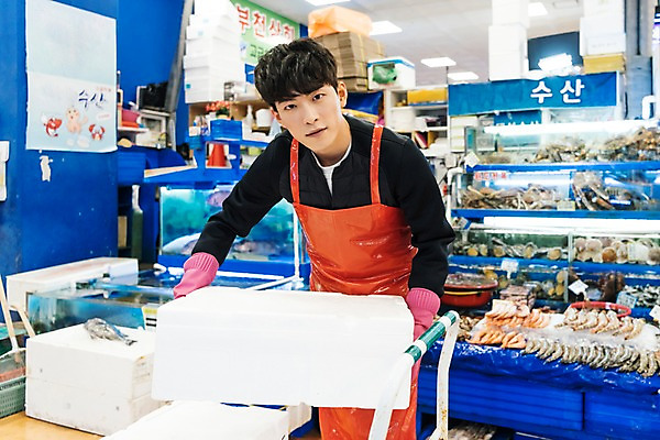 포토 JPG 남자 새우 실내 어류 한명 상반신 20대 성인 앞모습 청춘 앞치마 카트 한국인 운반 수조 고무장갑 수산시장 아르바이트 스티로폼박스 성인남자한명만 최저임금 비정규직 소상공인 국내포토 직업 1 뷰포인트 장갑 컨셉 비즈니스 갑각류 사람 동양인 청년 내부 경제 상자 수중동물 시장 상인 고무 남자한명만 성인남자만 파일형식