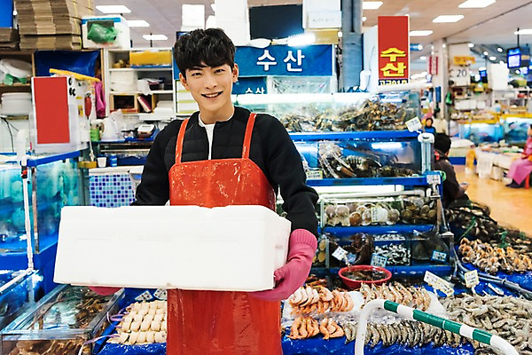 포토 JPG 남자 새우 실내 어류 한명 들기 상반신 20대 성인 앞모습 청춘 앞치마 한국인 운반 수조 고무장갑 수산시장 아르바이트 스티로폼박스 성인남자한명만 최저임금 비정규직 소상공인 국내포토 직업 1 뷰포인트 장갑 컨셉 비즈니스 모션 갑각류 사람 동양인 청년 내부 경제 상자 수중동물 시장 상인 고무 남자한명만 성인남자만 파일형식