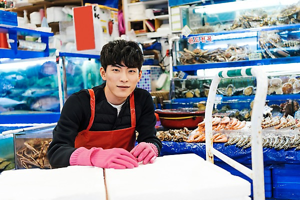 포토 JPG 남자 실내 어류 한명 상반신 20대 성인 앞모습 청춘 앞치마 카트 한국인 수조 고무장갑 수산시장 아르바이트 스티로폼박스 성인남자한명만 최저임금 비정규직 소상공인 국내포토 직업 1 뷰포인트 장갑 컨셉 비즈니스 사람 동양인 청년 내부 경제 상자 수중동물 시장 상인 고무 남자한명만 성인남자만 파일형식