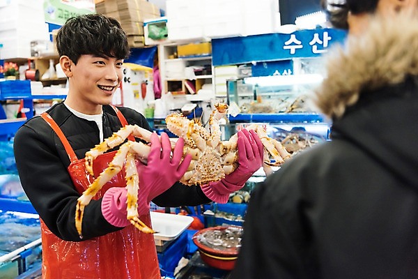 포토 JPG 남자 실내 어류 상반신 20대 성인 두명 앞모습 청춘 앞치마 한국인 수조 고객 고무장갑 수산시장 아르바이트 킹크랩 최저임금 비정규직 국내포토 뷰포인트 장갑 컨셉 비즈니스 사람 동양인 청년 내부 경제 수중동물 게 시장 고무 파일형식