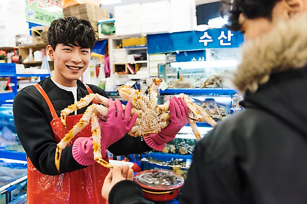 포토 JPG 남자 실내 어류 미소 상반신 20대 성인 두명 앞모습 청춘 앞치마 한국인 수조 고객 고무장갑 수산시장 아르바이트 킹크랩 최저임금 비정규직 국내포토 뷰포인트 장갑 컨셉 비즈니스 표정 사람 동양인 청년 내부 경제 수중동물 게 시장 고무 파일형식