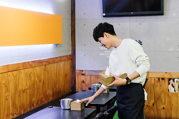 포토 JPG 남자 탁자 실내 한명 미소 상반신 20대 성인 옆모습 청춘 한국인 준비 냅킨 아르바이트 치킨집 성인남자한명만 최저임금 비정규직 국내포토 1 뷰포인트 가구 컨셉 비즈니스 표정 사람 동양인 청년 내부 경제 상점 남자한명만 성인남자만 파일형식