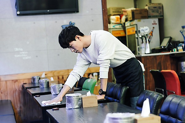 포토 JPG 남자 탁자 실내 한명 상반신 20대 성인 옆모습 청춘 한국인 청소 냅킨 닦기 아르바이트 치킨집 행주 성인남자한명만 최저임금 비정규직 국내포토 1 뷰포인트 가구 컨셉 비즈니스 모션 사람 동양인 청년 내부 경제 상점 청소도구 남자한명만 성인남자만 파일형식