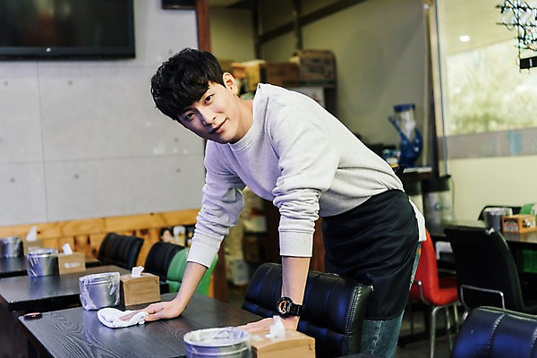 포토 JPG 남자 의자 탁자 실내 한명 상반신 20대 성인 옆모습 청춘 한국인 냅킨 닦기 아르바이트 치킨집 행주 성인남자한명만 최저임금 비정규직 국내포토 1 뷰포인트 가구 컨셉 비즈니스 모션 사람 동양인 청년 내부 경제 상점 청소도구 남자한명만 성인남자만 파일형식