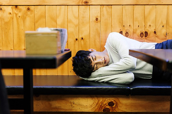 포토 JPG 남자 의자 탁자 휴식 실내 피곤 한명 상반신 20대 성인 앞모습 청춘 눈감음 한국인 잠 졸음 냅킨 아르바이트 힘듦 성인남자한명만 최저임금 비정규직 국내포토 1 감정 뷰포인트 가구 컨셉 비즈니스 모션 사람 동양인 청년 내부 경제 남자한명만 성인남자만 파일형식