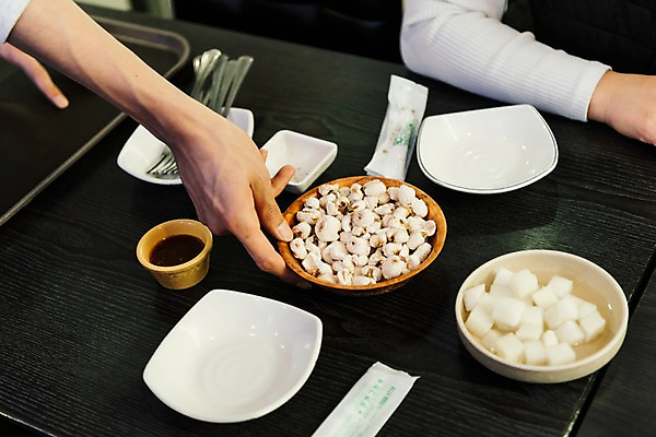 포토 JPG 접시 손 여자 남자 탁자 실내 20대 성인 두명 신체부위 청춘 한국인 아르바이트 강냉이 물티슈 치킨무 치킨집 최저임금 비정규직 국내포토 식기 음식 가구 컨셉 비즈니스 사람 동양인 청년 내부 경제 과자 상점 파일형식