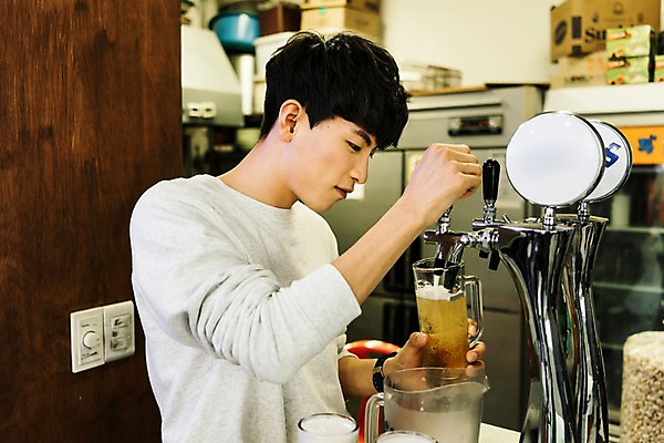 포토 JPG 남자 생맥주 실내 한명 상반신 20대 성인 옆모습 청춘 주방 한국인 붓기 서빙 아르바이트 치킨집 성인남자한명만 최저임금 비정규직 국내포토 1 뷰포인트 컨셉 비즈니스 모션 맥주 사람 동양인 청년 내부 경제 상점 남자한명만 성인남자만 파일형식
