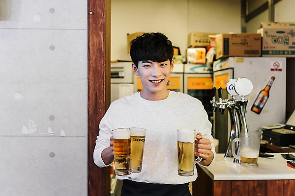 포토 JPG 남자 생맥주 실내 한명 미소 상반신 20대 성인 앞모습 청춘 주방 한국인 서빙 아르바이트 치킨집 성인남자한명만 최저임금 비정규직 국내포토 1 뷰포인트 컨셉 비즈니스 맥주 표정 사람 동양인 청년 내부 경제 상점 남자한명만 성인남자만 파일형식