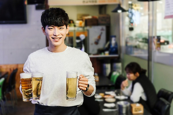 포토 JPG 여자 남자 식탁 맥주 실내 미소 상반신 20대 성인 두명 앞모습 청춘 주방 한국인 고객 서빙 아르바이트 치킨집 최저임금 비정규직 국내포토 뷰포인트 컨셉 비즈니스 탁자 주류 표정 사람 동양인 청년 내부 경제 상점 파일형식