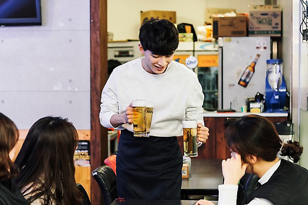 포토 JPG 여자 남자 맥주 실내 여러명 상반신 20대 성인 앞모습 청춘 주방 한국인 고객 서빙 아르바이트 치킨집 최저임금 비정규직 국내포토 뷰포인트 다수 컨셉 비즈니스 주류 사람 동양인 청년 내부 경제 상점 파일형식